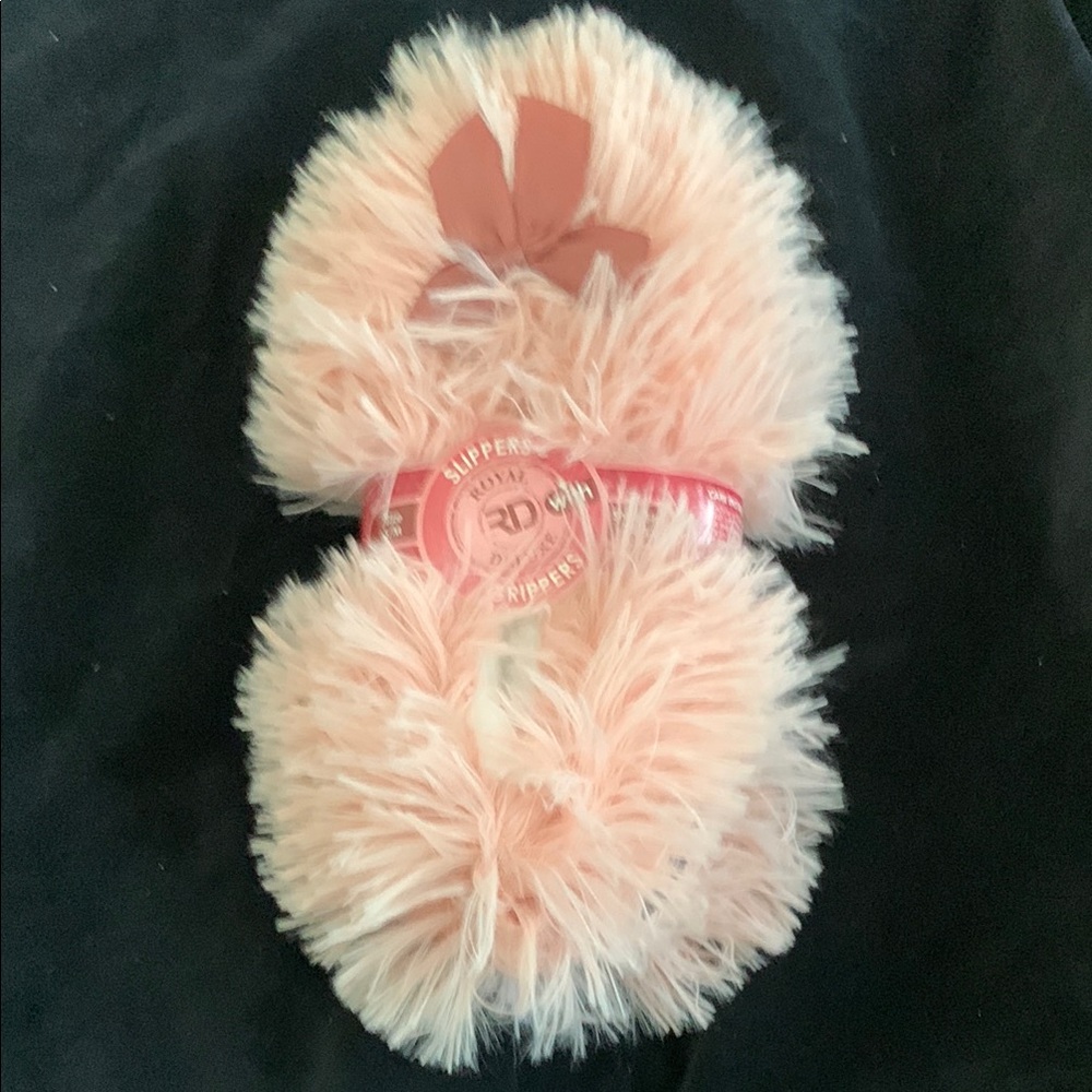 NWT Royal Deluxe Fluffy Pink Slippers with Grippers in Size S/M